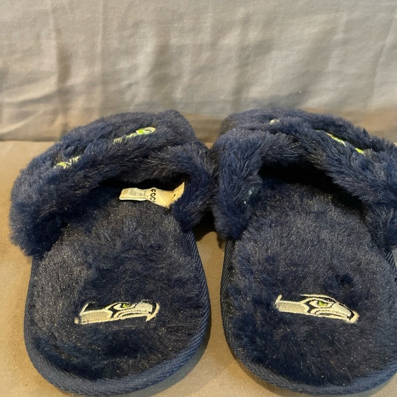 Seattle Seahawks Faux Fur Slip On Slippers‎ NFL Womens Size M 7-8 - Picture 3 of 5